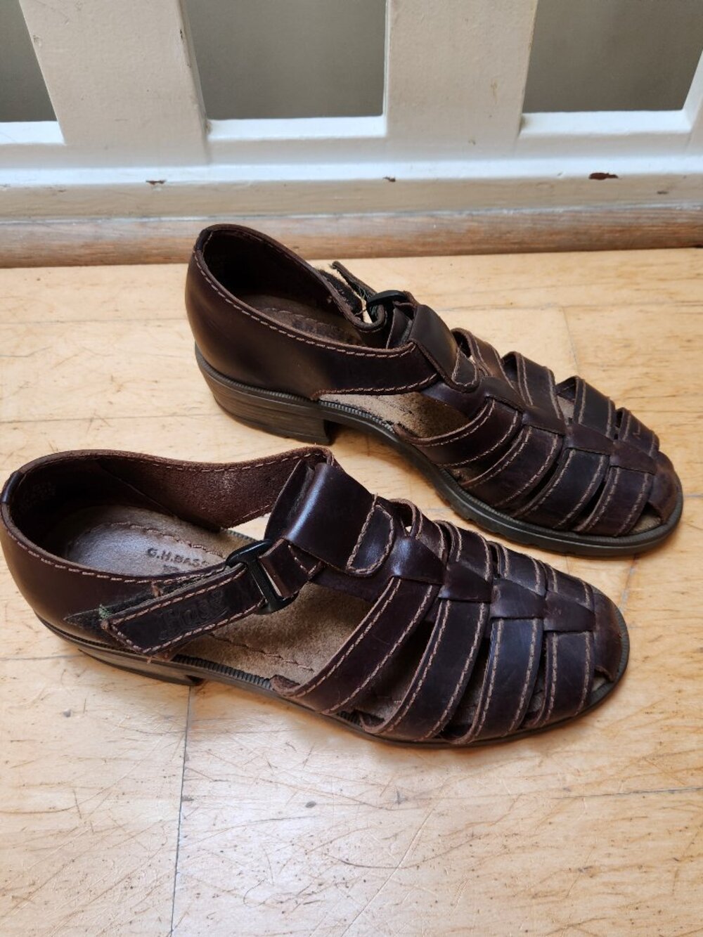 G.H. Bass & Co 100% leather vintage brown strappy sandals shoes / 6